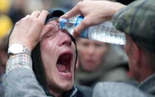 Брызги горячей воды возможно попали в глаз