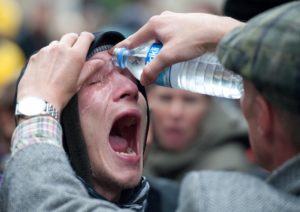 Брызги горячей воды возможно попали в глаз