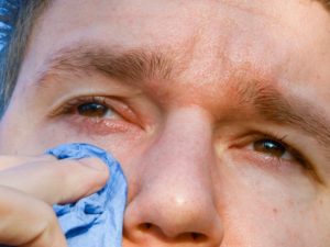 Болят глаза при слезах