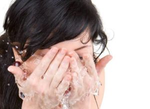 Брызги горячей воды возможно попали в глаз