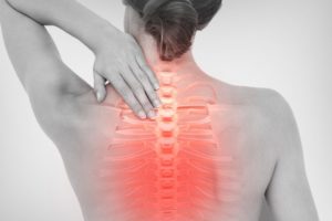 Болит позвонок между лопатками