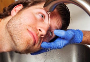 Брызги горячей воды возможно попали в глаз